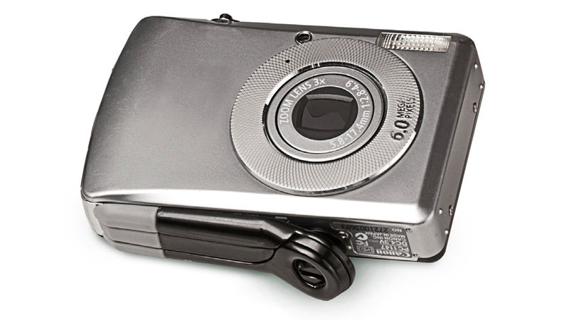 Illustration for article titled Wee Tripods Cling To Your Camera Bottom